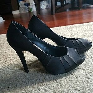 Kelly & Katie satin, black pumps,